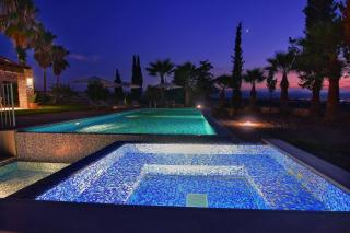 Incredible Large Villa In Paphos sleeps 14 Children Pool, Jacuzzi, Huge Garden - Polis Chrysochous - 4