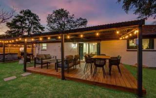 4-BD Mid-Modern Century with Firepit & Playground - Houston - 9