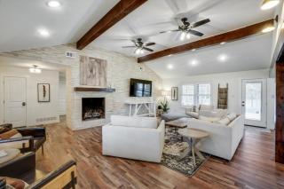 Your Rustic Retreat w Backyard Oasis Pool Patio - Keller - 3