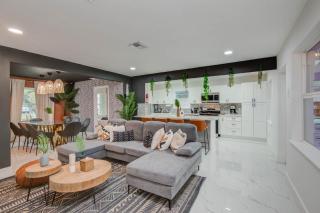 Spring Branch Getaway Feat 5BD Pool Hot tub - Houston - 8