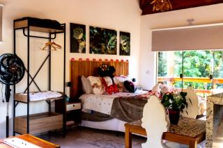 Chalé Canto do Galo 2 - Hidro da Jacuzzi, Lareira Ecológica, Cozinha Completa, Wi-Fi 80mbps, próximo a comércio local e relaxando ao som do riacho - 2