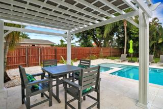 Little Beach House w/ POOL&SPA - 5 minutes to Vanderbilt Beach (Pet Friendly) - 9