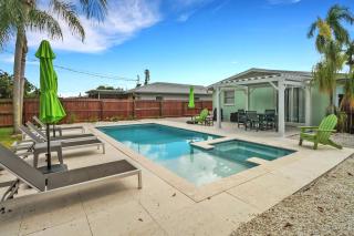 Little Beach House w/ POOL&SPA - 5 minutes to Vanderbilt Beach (Pet Friendly) - Naples - 6