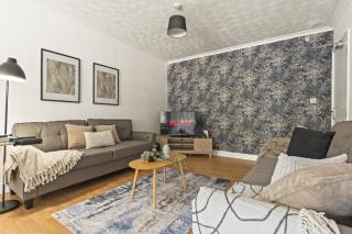 Group Getaway 6 Bedrooms, Sleeps 12, Games Room - Watford - 7