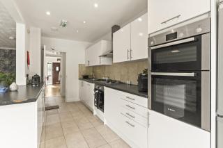 Group Getaway 6 Bedrooms, Sleeps 12, Games Room - Watford - 8