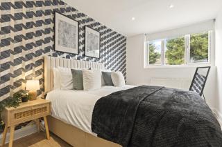 Group Getaway 6 Bedrooms, Sleeps 12, Games Room - Watford - 7
