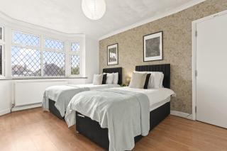 Group Getaway 6 Bedrooms, Sleeps 12, Games Room - Watford - 2