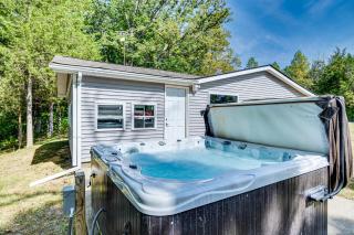 Lake Escape with Hot Tub and Docks in Hope! - - 9