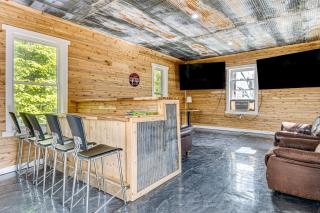 Lake Escape with Hot Tub and Docks in Hope! - - 8