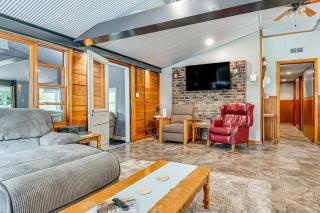 Lake Escape with Hot Tub and Docks in Hope! - - 6
