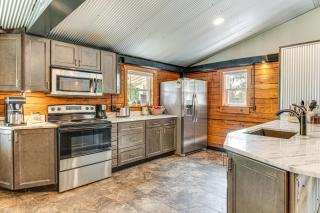 Lake Escape with Hot Tub and Docks in Hope! - - 4