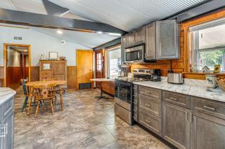 Lake Escape with Hot Tub and Docks in Hope! - - 3