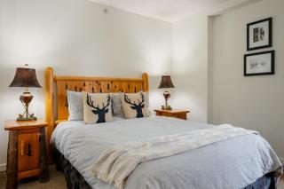 2BR + Den | Woodrun | True Ski-in/out | Free Parking | Pool & Hot Tub | King Bed w/ Ensuite - 5