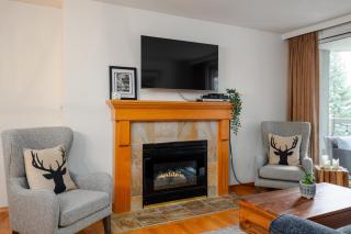 2BR + Den | Woodrun | True Ski-in/out | Free Parking | Pool & Hot Tub | King Bed w/ Ensuite - 3