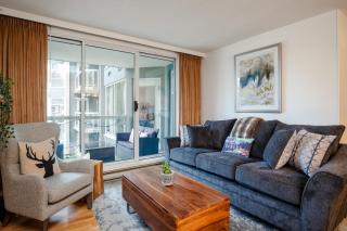 2BR + Den | Woodrun | True Ski-in/out | Free Parking | Pool & Hot Tub | King Bed w/ Ensuite - 4
