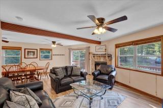 roomy CHALET in Lake harmony - 3 mins WALKING distance to LAKE, BB, JACK FROST Ski mts with LINENS, TOWELS, FIREPIT, HOTTUB, GAMES, GRILL - Lake Harmony - 1