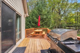 roomy CHALET in Lake harmony - 3 mins WALKING distance to LAKE, BB, JACK FROST Ski mts with LINENS, TOWELS, FIREPIT, HOTTUB, GAMES, GRILL - Lake Harmony - 7