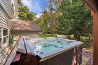 roomy CHALET in Lake harmony - 3 mins WALKING distance to LAKE, BB, JACK FROST Ski mts with LINENS, TOWELS, FIREPIT, HOTTUB, GAMES, GRILL - Lake Harmony - 6