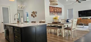 Family Fun House - Pet Friendly! 12 Min to Oaklawn - 1