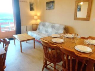 Appart 2 chambres au pied des pistes, balcon et ascenseur - FR-1-771-58 - 0