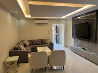 شقة عائلية غرفتين نوم وصالة ومطبخ-Family apartment with two bedrooms, a living room and a kitchen - 0