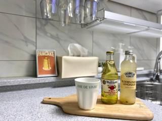 5mins to Jangseungbaegi station, 1mins to airport bus station, max 6pax, two bedrooms - 4