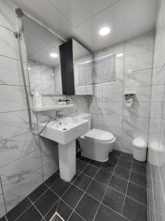 5mins to Jangseungbaegi station, 1mins to airport bus station, max 6pax, two bedrooms - Seul - 2