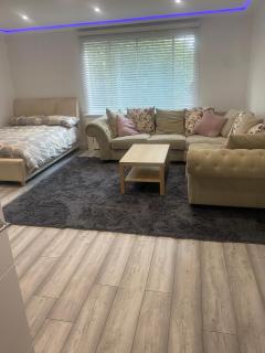 Lovely Modern studio flat with jacuzzi bath free parking - 0