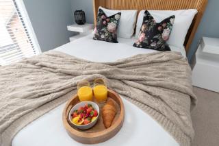 Elliot Oliver - Beautiful Two Bedroom Apartment With Parking in The Docks - 1