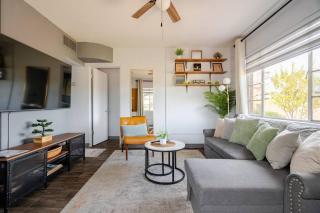 Modern 1BR Retreat w Parking near Downtown & Uof A - Tucson - 1