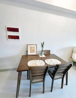 Cosy 1BR Uptown BGC with Balcony and Swimming Pool - Manila - 2