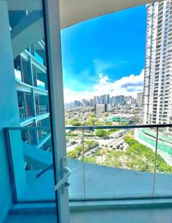 Cosy 1BR Uptown BGC with Balcony and Swimming Pool - 8