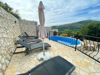 Adorable home with swimming pool - 9