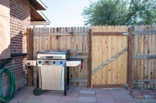 Cali Retreat w Private yard, King Bed & Parking - Tucson - 5