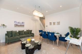 3 Bedroom House with spacious back garden & FREE Parking in Ilford, Barking - Barking - 0