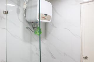 Cozy Stay and Minimalist 1BR Tokyo Riverside PIK 2 Apartment By Travelio - Rawalembang - 4