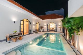 Ilaria - 8 Min From The Beach, Modern Tropical Villa with Rooftop - Munggu - 0