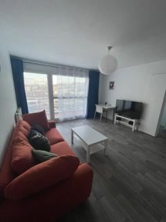 Beau grand 2 pièces balcon dernier étage calme vue dégagée sud - 0