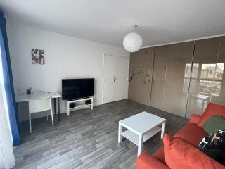 Beau grand 2 pièces balcon dernier étage calme vue dégagée sud - 8