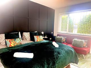 Studio Annexe by Papermill, Deeside - En-Suite, Heswall - 8
