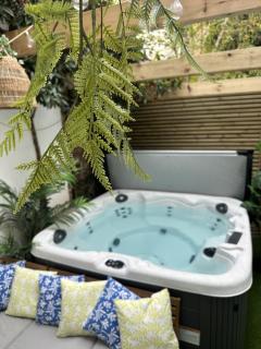 Town Centre Apartment with Hot Tub - 4
