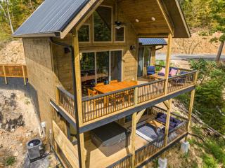 Bobber Bungalow Lake View Hot Tub Arcade Games - Dandridge - 5