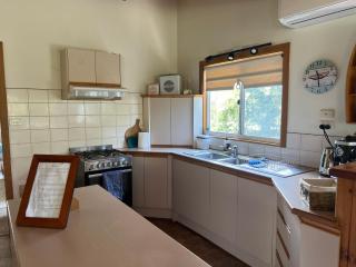 Homey Beach Cottage with Spa, walk to beach - Cowes - 6