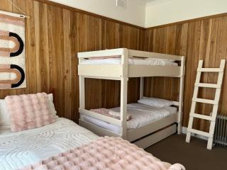 Homey Beach Cottage with Spa, walk to beach - Cowes - 7