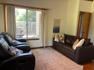 Homey Beach Cottage with Spa, walk to beach - Cowes - 3