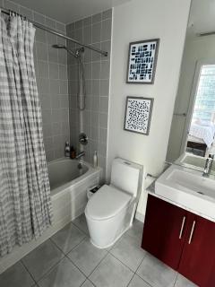 Prestigious 2-Bdrm Condo - across from Scotiabank Arena - Toronto - 2