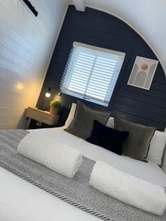 Apex Studio Pod & Jacuzzi Bath - 7