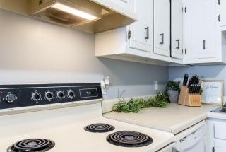 Charming 2 Bedroom Condo in Nashville with Free Parking - Nashville - 1