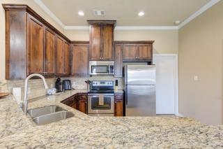 5BD - Backyard - Pool Access - 5 Mins to Texas A&M - College Station - 3