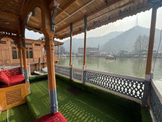 CASTLE GROUP OF HOUSEBOATs - 3